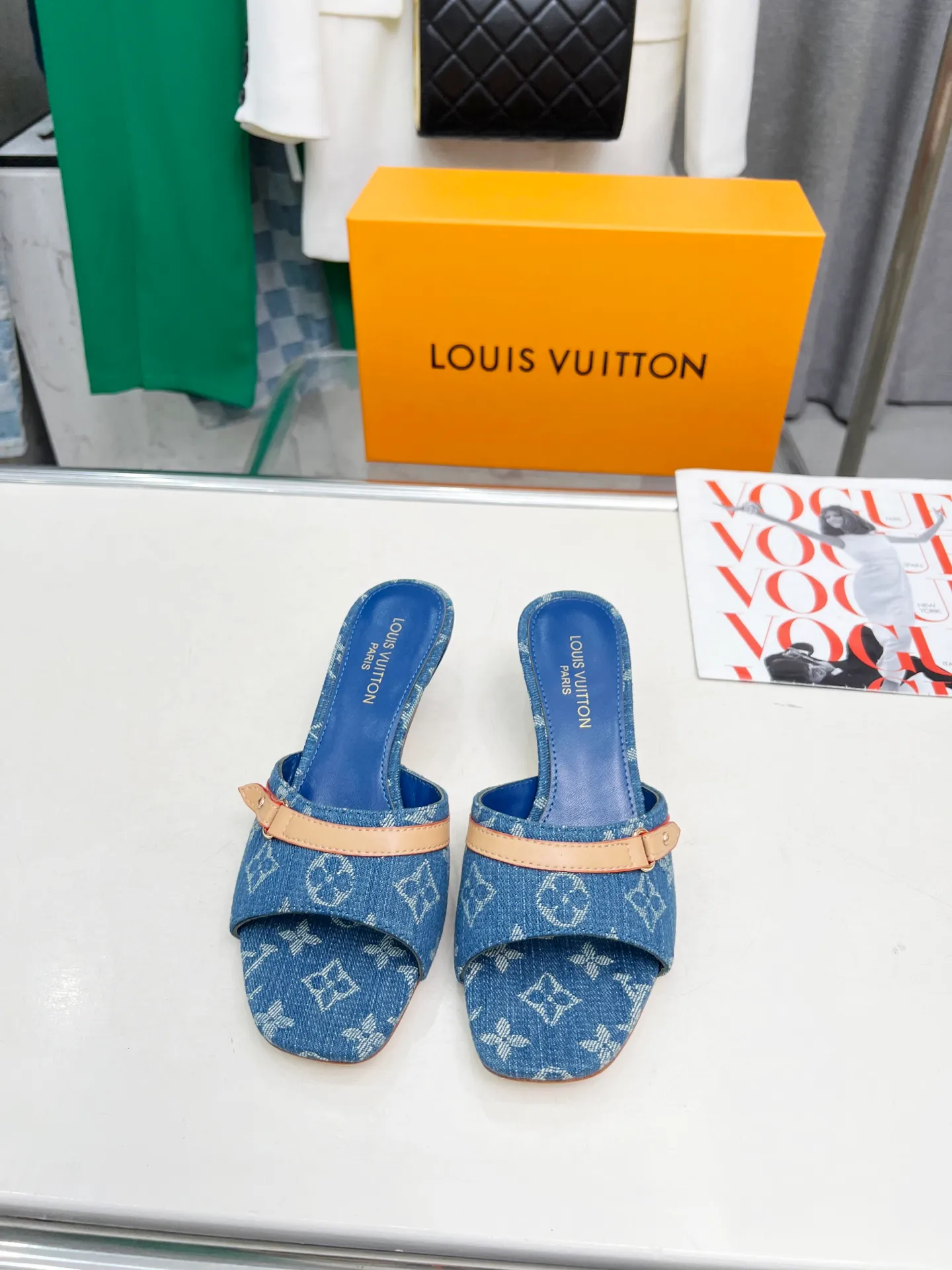 Factory direct sales👟👟Ex-factory price 440👟👟 LV new denim denim kitten heel slippers 2025 summer must-have for goddesses, original replica, super comfortable on the feet. Show off the queen's temperament, the heel height is 5.5CM, which shows your temperament without being tiring. Standard code: 35-42 (41 and 42 codes are customized, non-returnable and non-exchangeable)